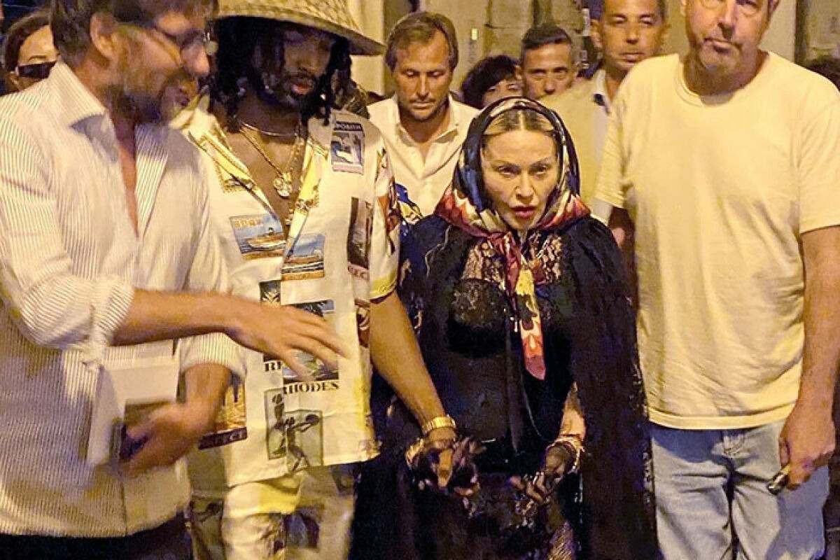 Ht6. Madonna looks ‘exhausted’ walking in Europe