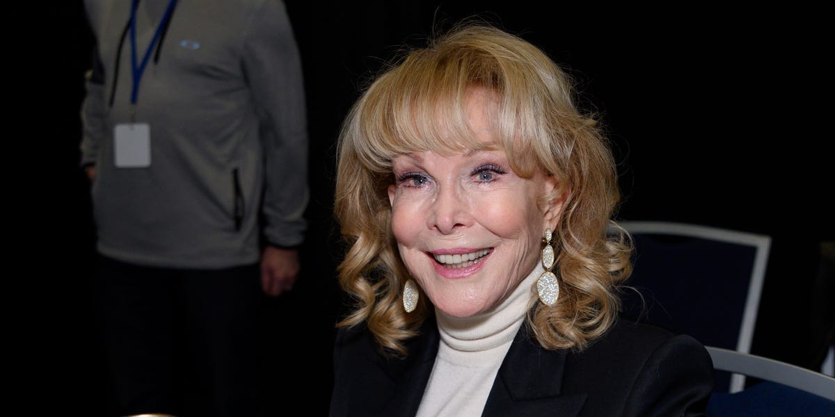 HT6. She was a star who won the hearts of the public: She is loved by everyone, and you can’t imagine who she is