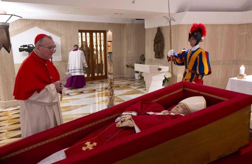HT6. First photos of Pope Francis in his coffin — and one detail has everyone talking