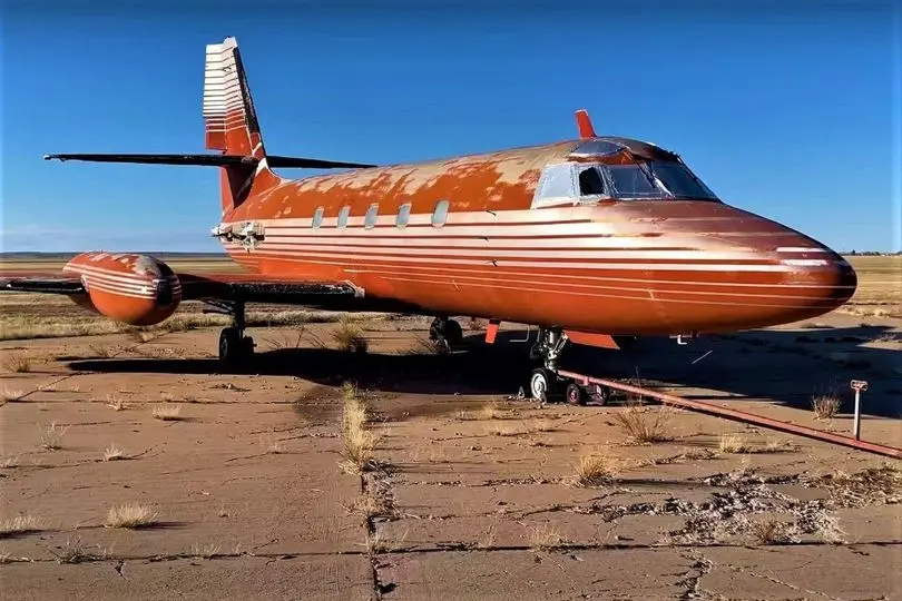 AC. Elvis Presley’s 1962 private jet has finally been sold, and the interior is breathtaking