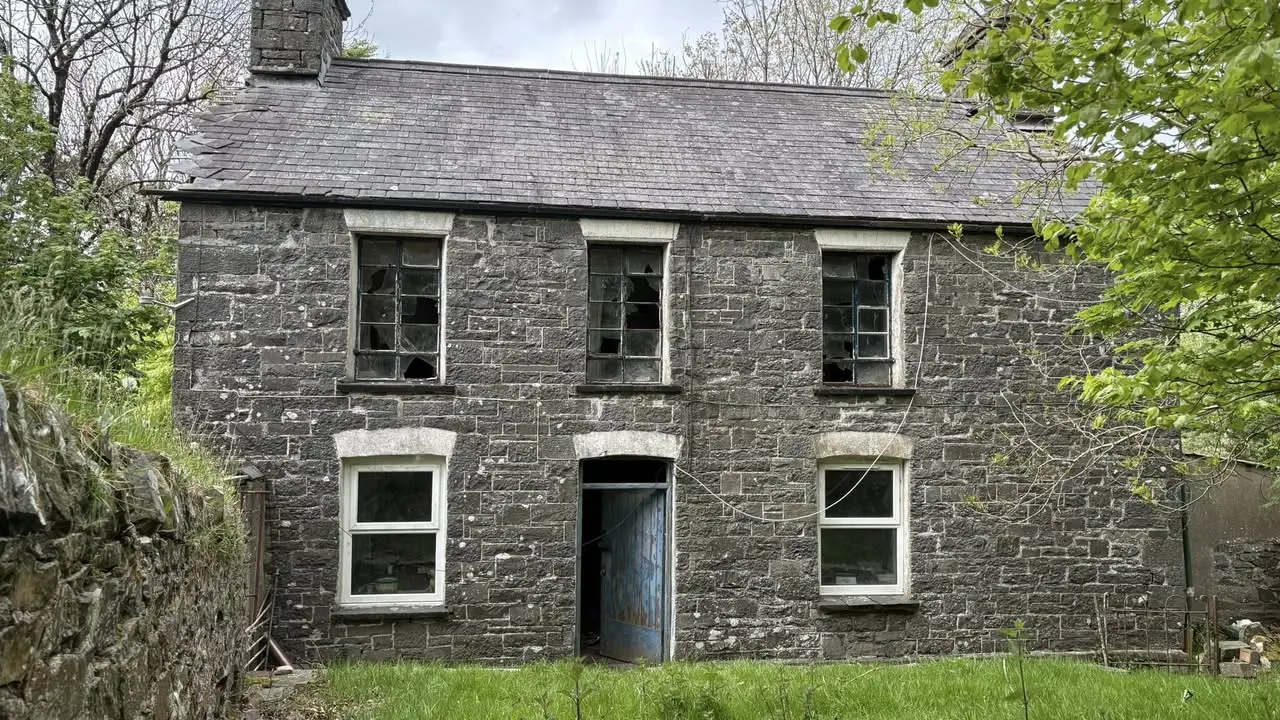 AC. The Coffin House: A Haunting Legacy of Animal Farmers and Family Dispute