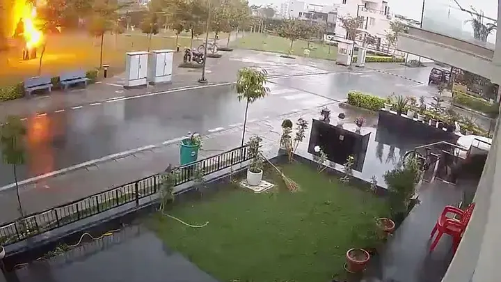 HT6. Terrifying moment Lightning Strikes Four Men under a Tree – One Man miraculously escapes unharmed because…